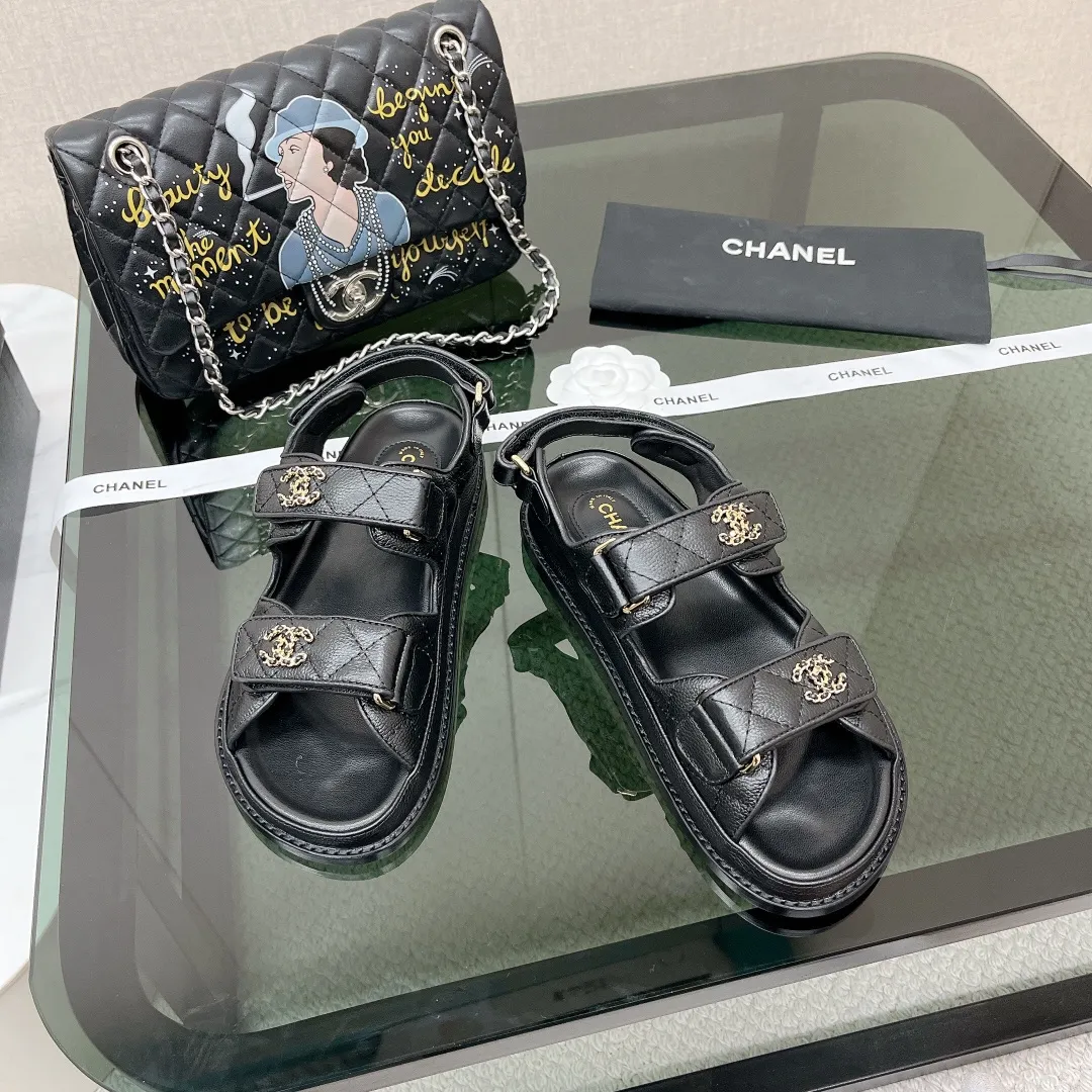 👟👟Ex-factory price 480👟👟 CHANEL's classic runway sandals, versatile M skirts/trousers, Internet celebrities wear them with socks of different colors, and they are super stylish. The classic style has new colors. The shoe shape and midsole craftsmanship are all genuine. The real ones are more textured and atmospheric than the pictures. Mixed cloth and patent leather surface. ✔️Electric embroidered cowhide surface... Genuine leather thick bottom Z👟👟Factory price open mold midsole... Original metal buckle/diamond buckle code number: 35-40 regular size supporting packaging